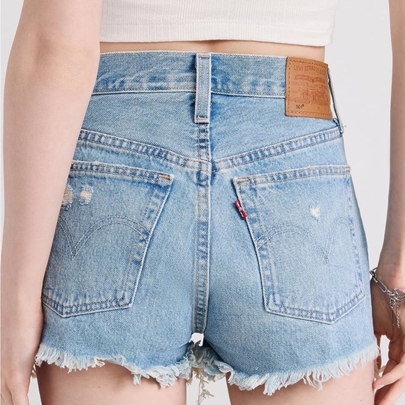 Levis 501 High Rise Short in ‘Fault Line’ wash - Picture 2 of 5